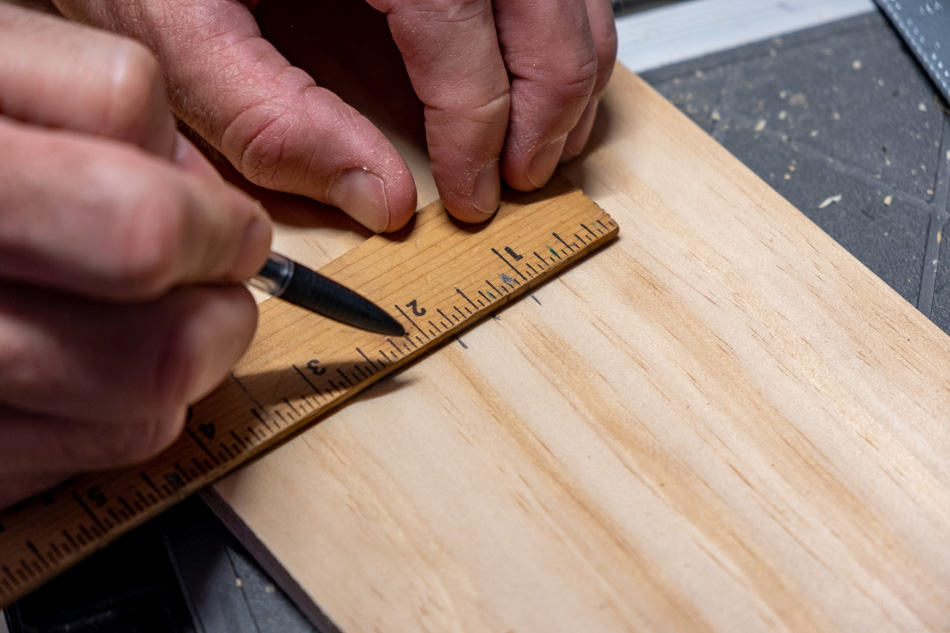 Marking center of rack wood